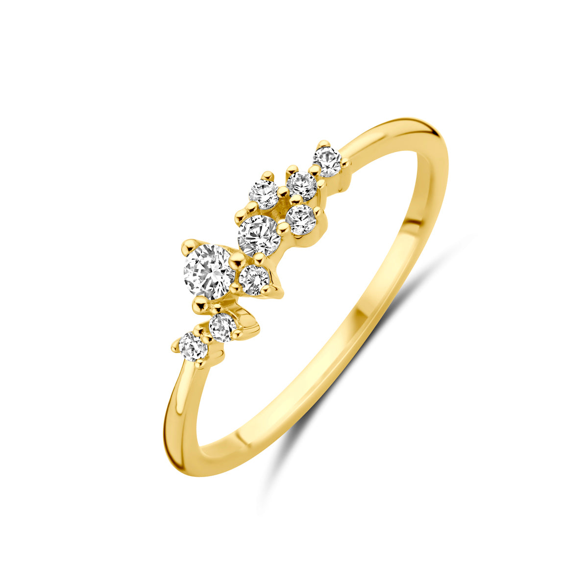 Schuin bovenaanzicht van de geelkleurige ring met zirkonia steentjes van 9 karaat.