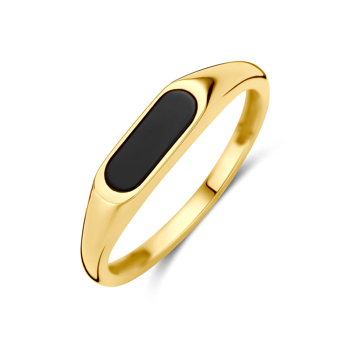 Schuin bovenaanzicht van de 9 karaat geelkleurige ring met zwarte onyx, 4 mm breed.