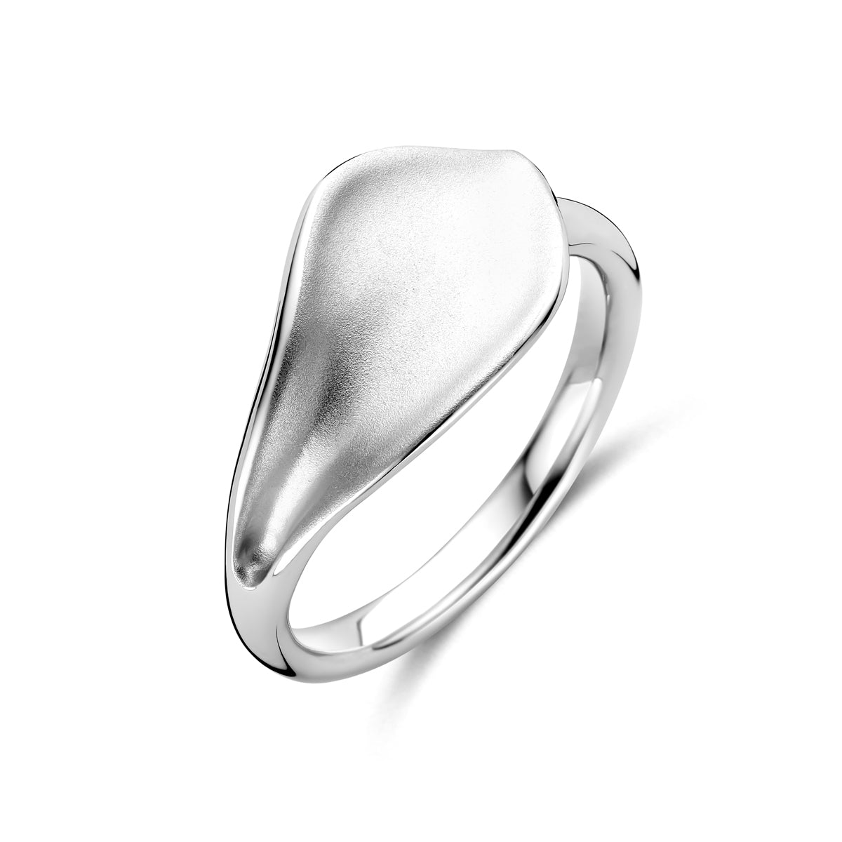Schuin bovenaanzicht van de 925 gerhodineerd zilveren ring druppelvorm, 10,5 mm breed.