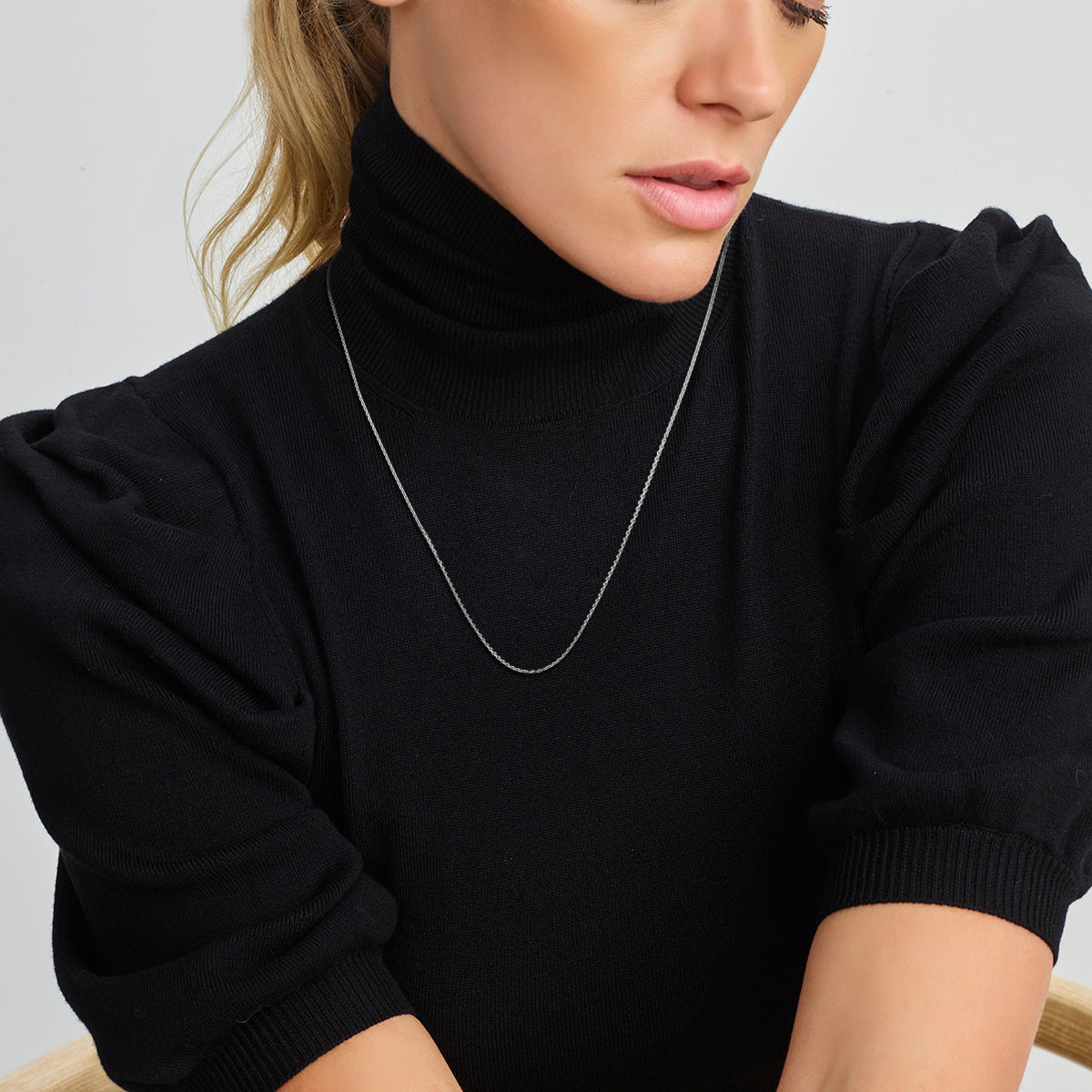 Zilveren ankerketting: model draagt de 925 gerhodineerd zilveren gediamanteerde ankerhalsketting van 1,7 mm breed, lengte 70 cm
