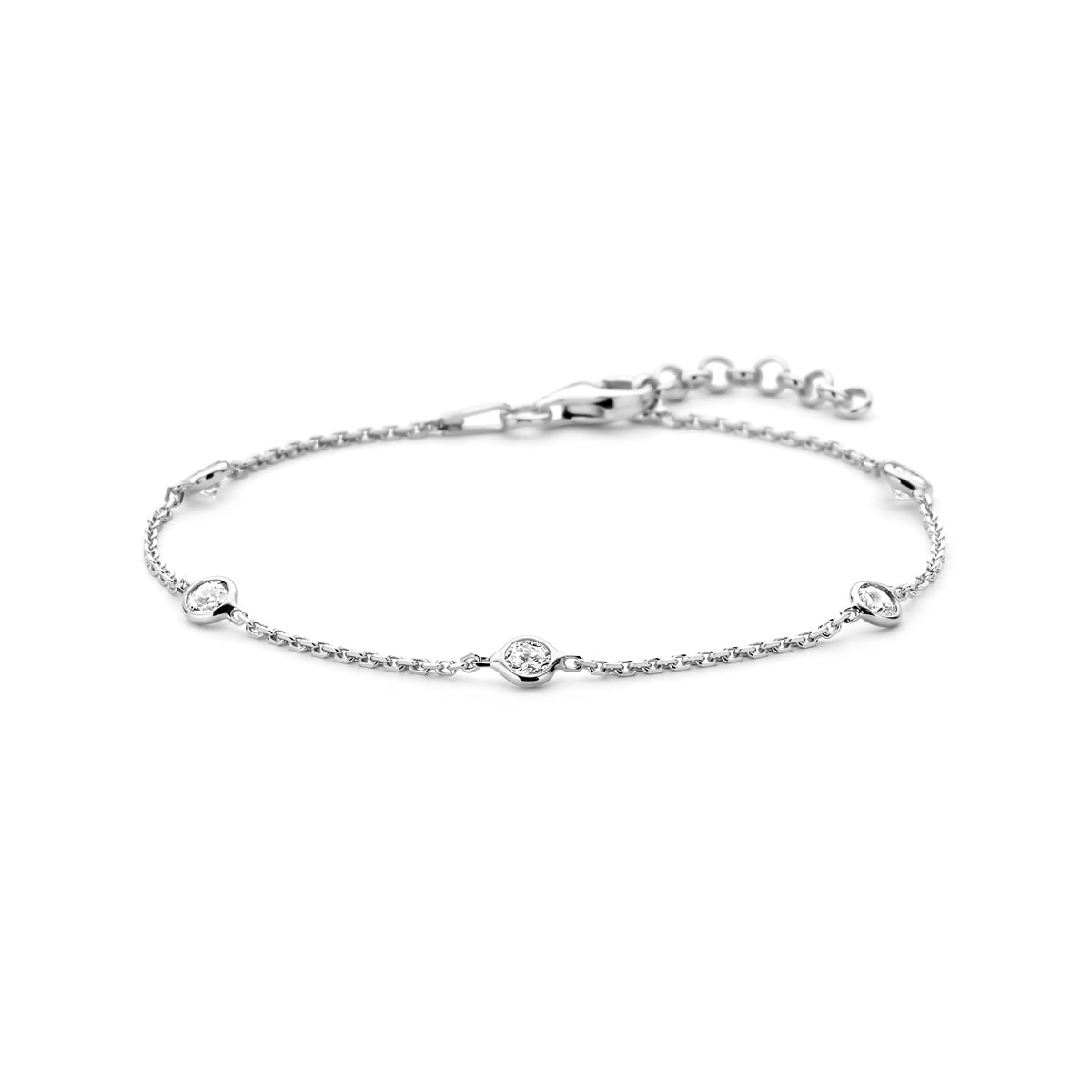 Vooraanzicht van de zilveren ankerarmband met zirkonia.