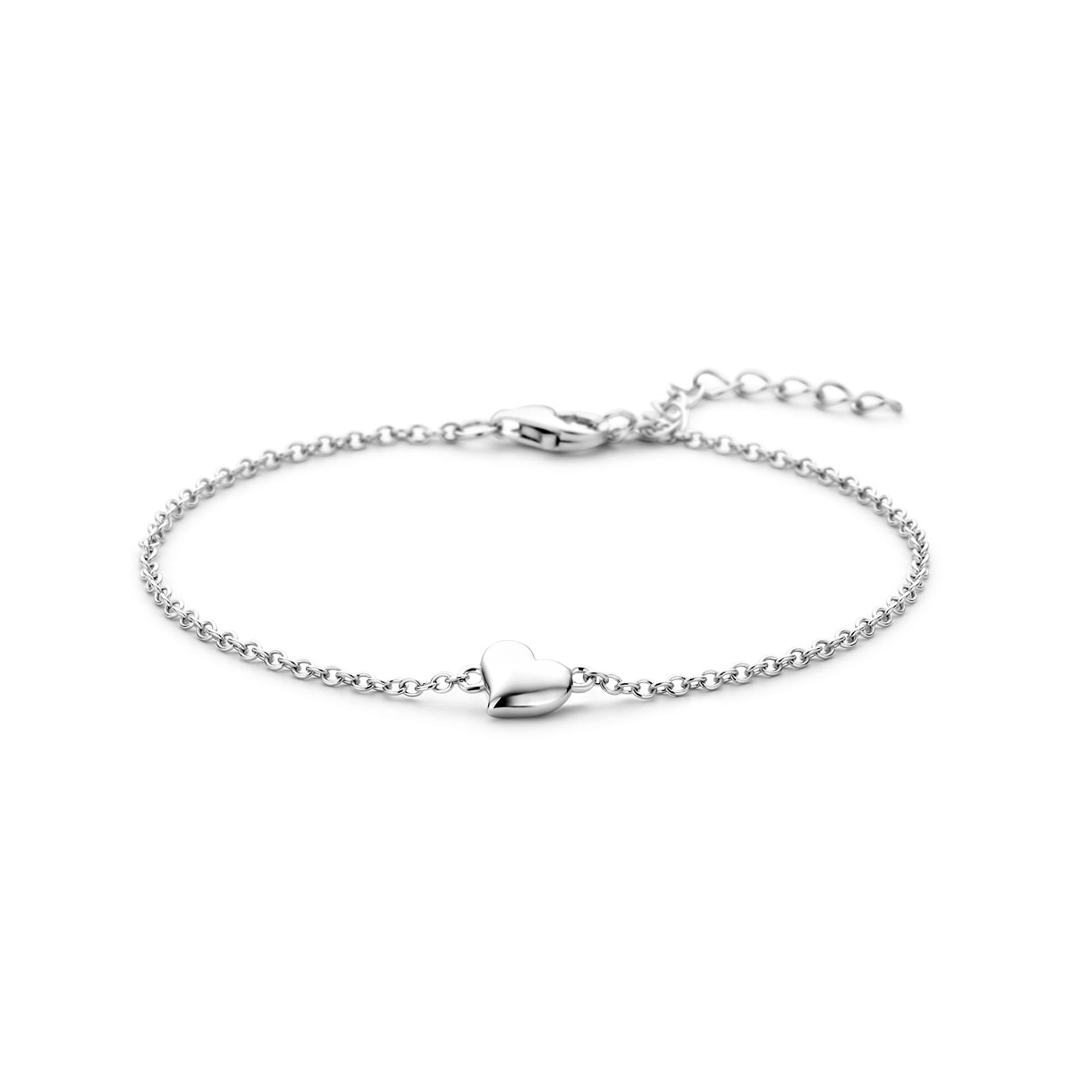 Vooraanzicht van de zilveren armband met hartje.