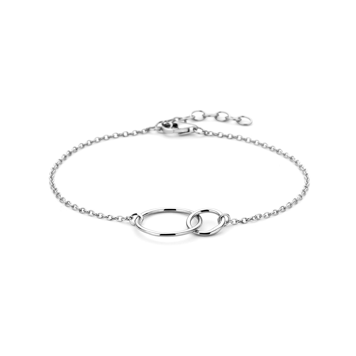 Vooraanzicht van de zilveren armband met open rondjes.