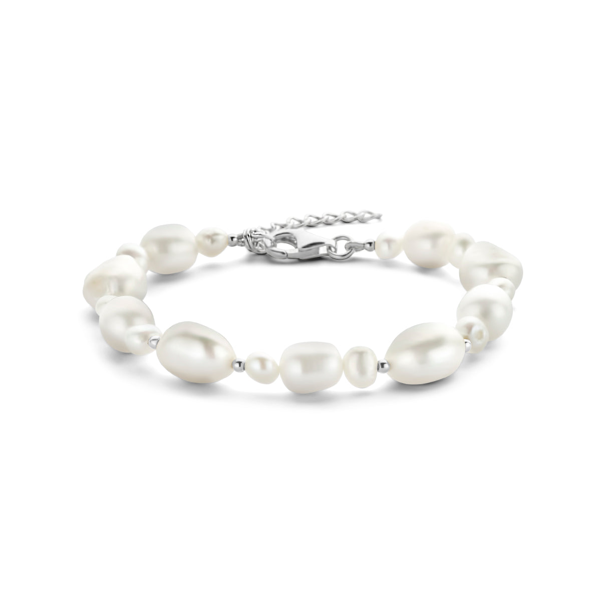 Vooraanzicht van de zilveren armband met parels.