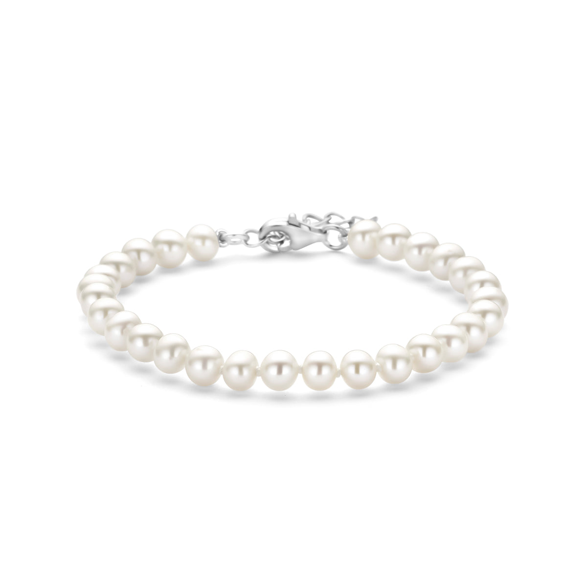 Vooraanzicht van de zilveren armband met witte parels.