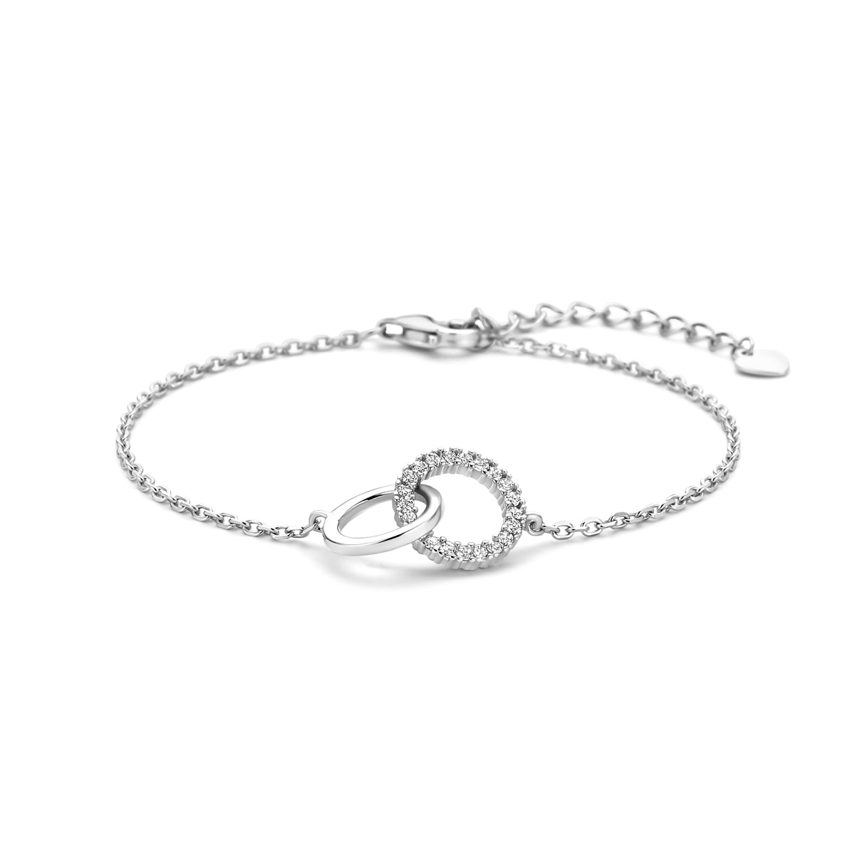 Vooraanzicht van de zilveren armband met zirkonia.