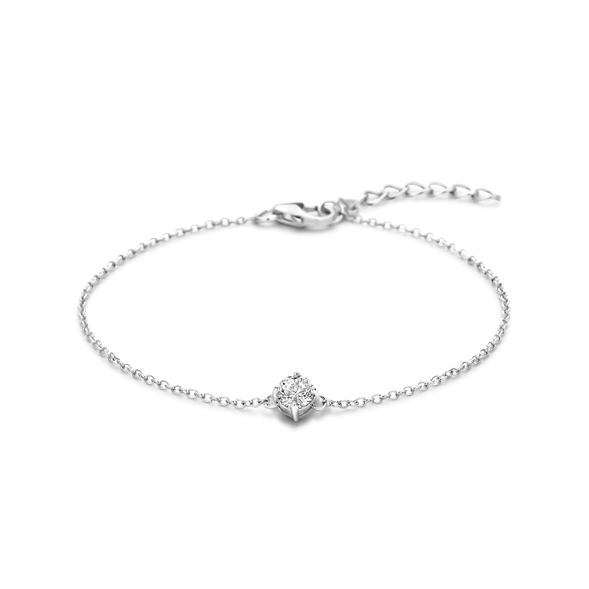 Vooraanzicht van de zilveren armband met zirkonia.
