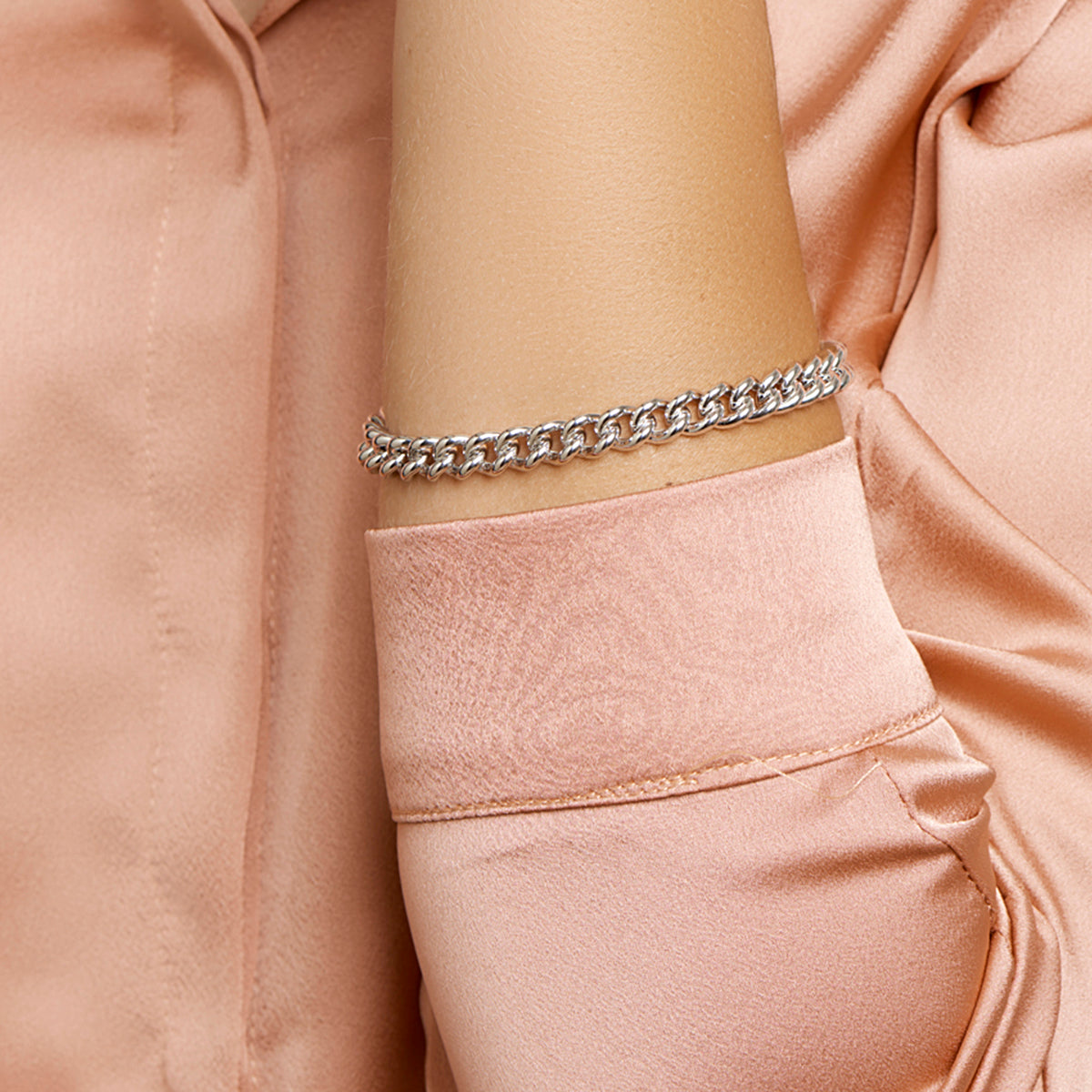 Zilveren gourmet armband dames: model draagt de 925 gerhodineerd zilveren gourmette armband van 7,1 mm breed