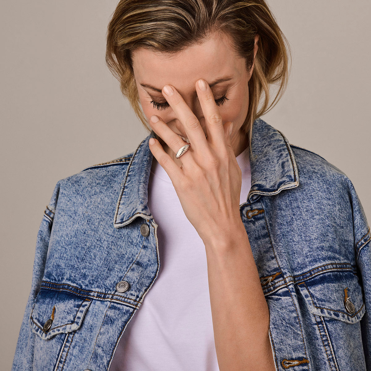 Model draagt de zilveren balloon ring aan de hand.