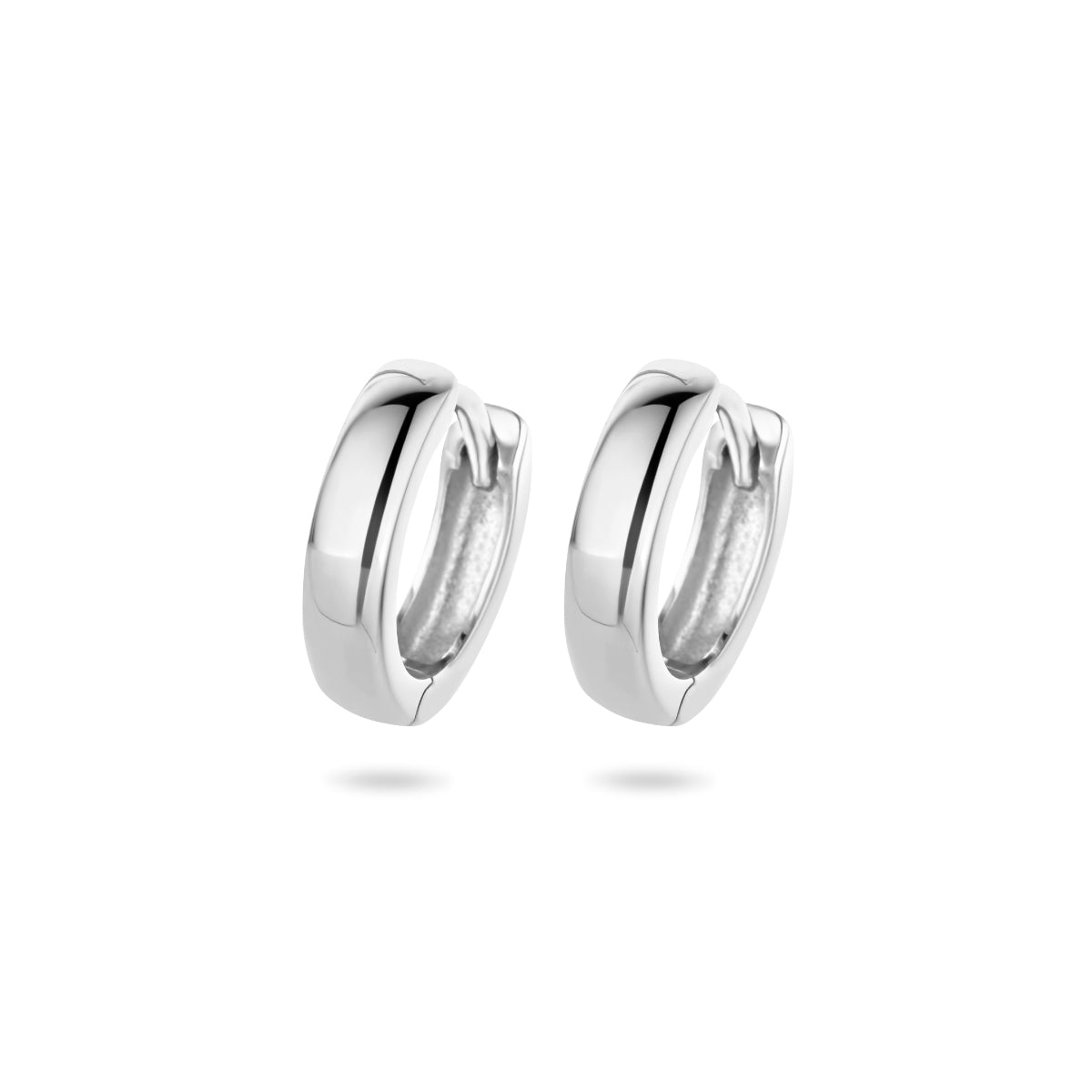 Vooraanzicht van de zilveren bolle klapoorringen van 12,5 mm.
