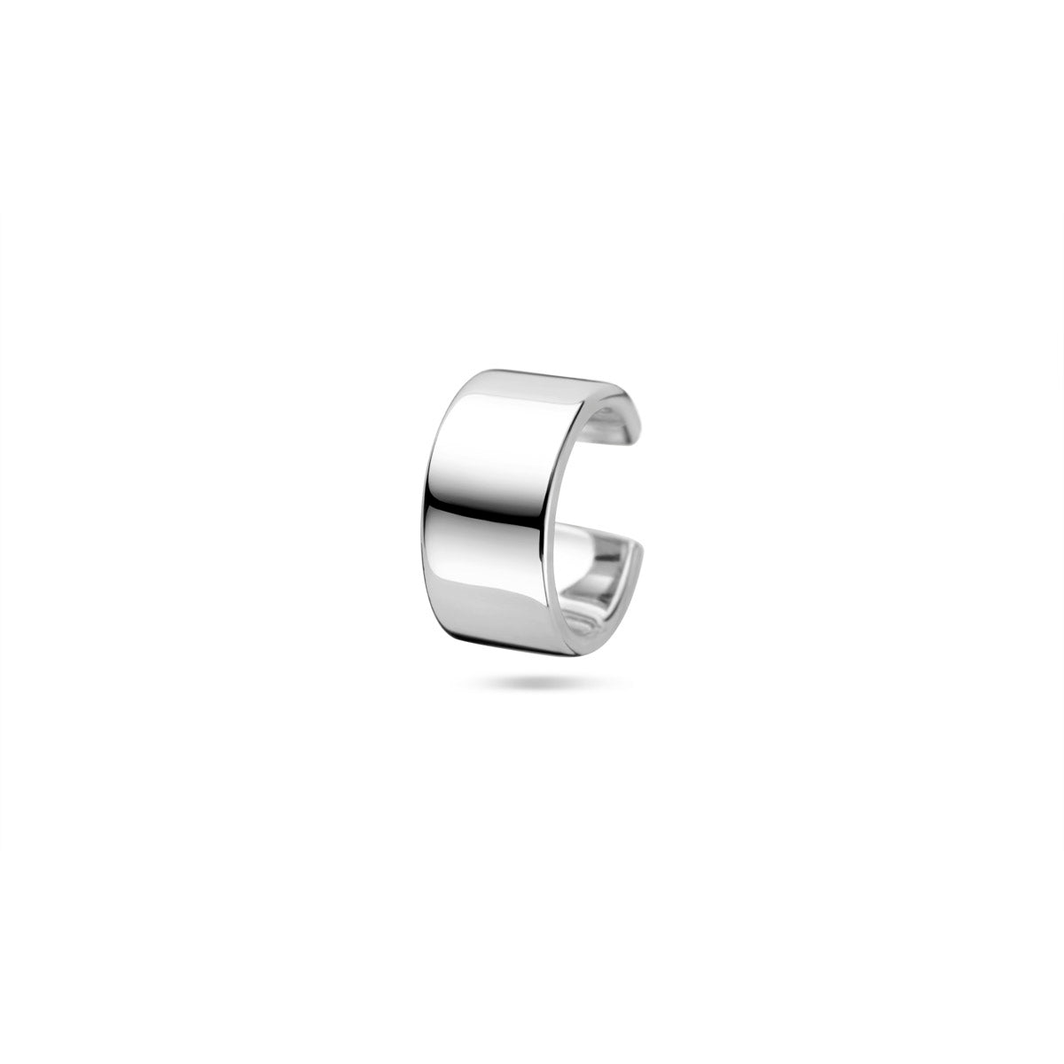 Vooraanzicht van de zilveren brede ear cuff.