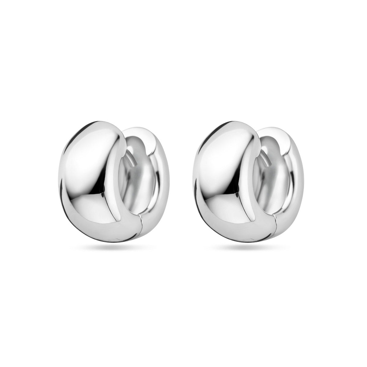 Vooraanzicht van de zilveren brede klapoorringen.