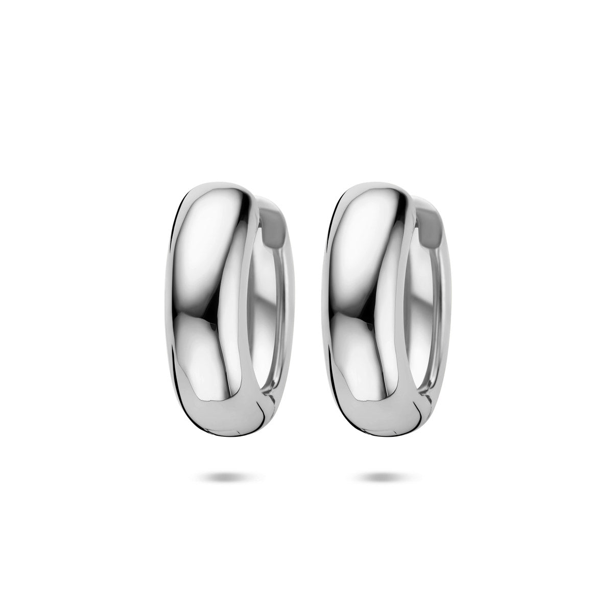 Vooraanzicht van de zilveren brede klapoorringen.