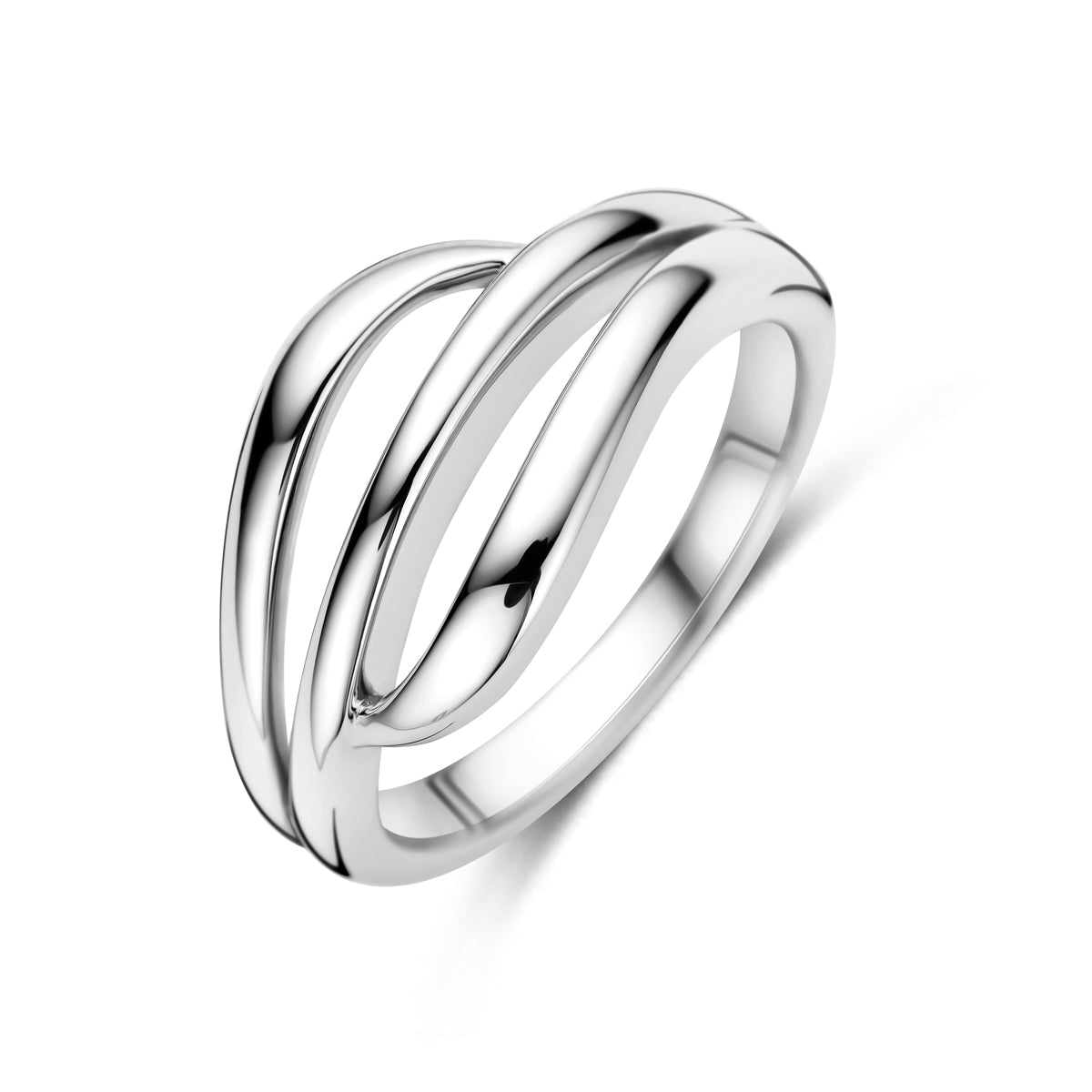 Schuin bovenaanzicht van de zilveren brede ring.