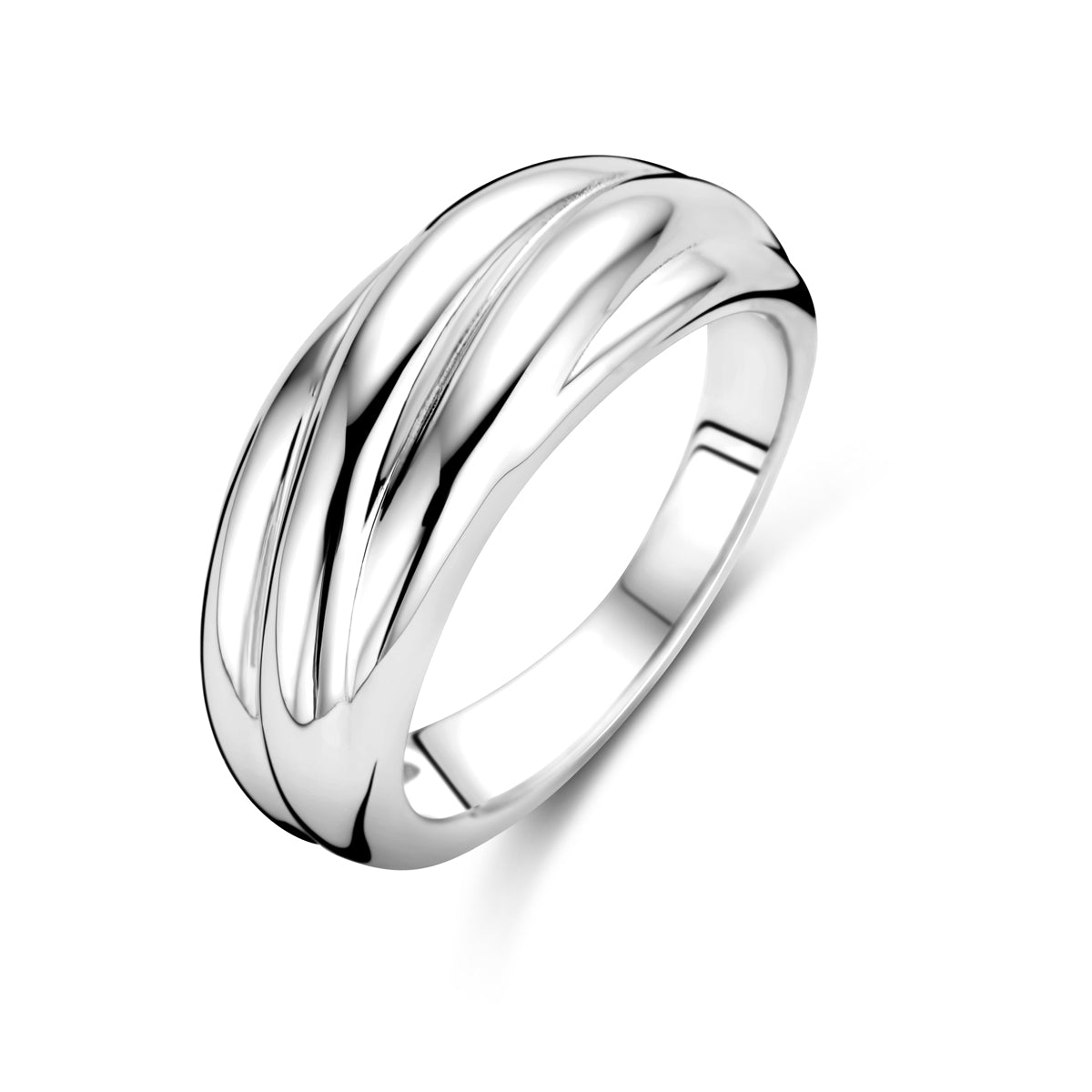 Schuin bovenaanzicht van de zilveren brede ring.