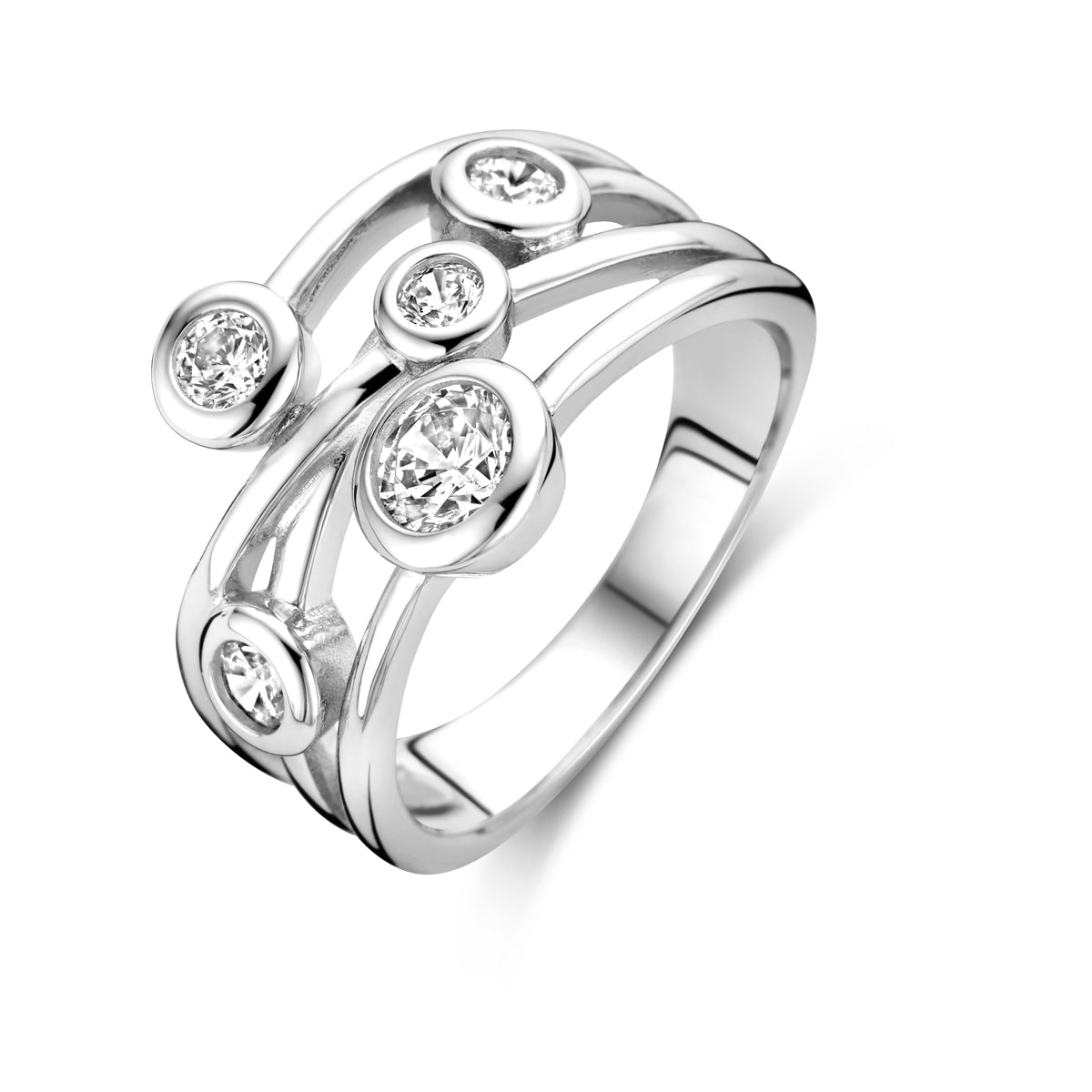 Schuin bovenaanzicht van de zilveren brede ring met zirkonia.