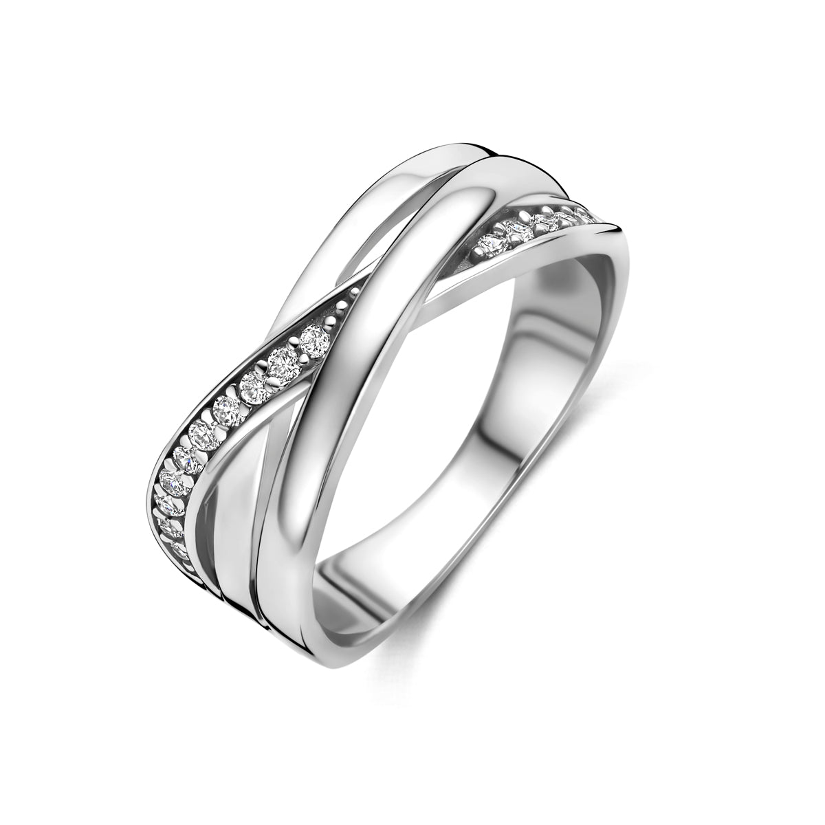 Schuin bovenaanzicht van de zilveren brede ring met zirkonia.