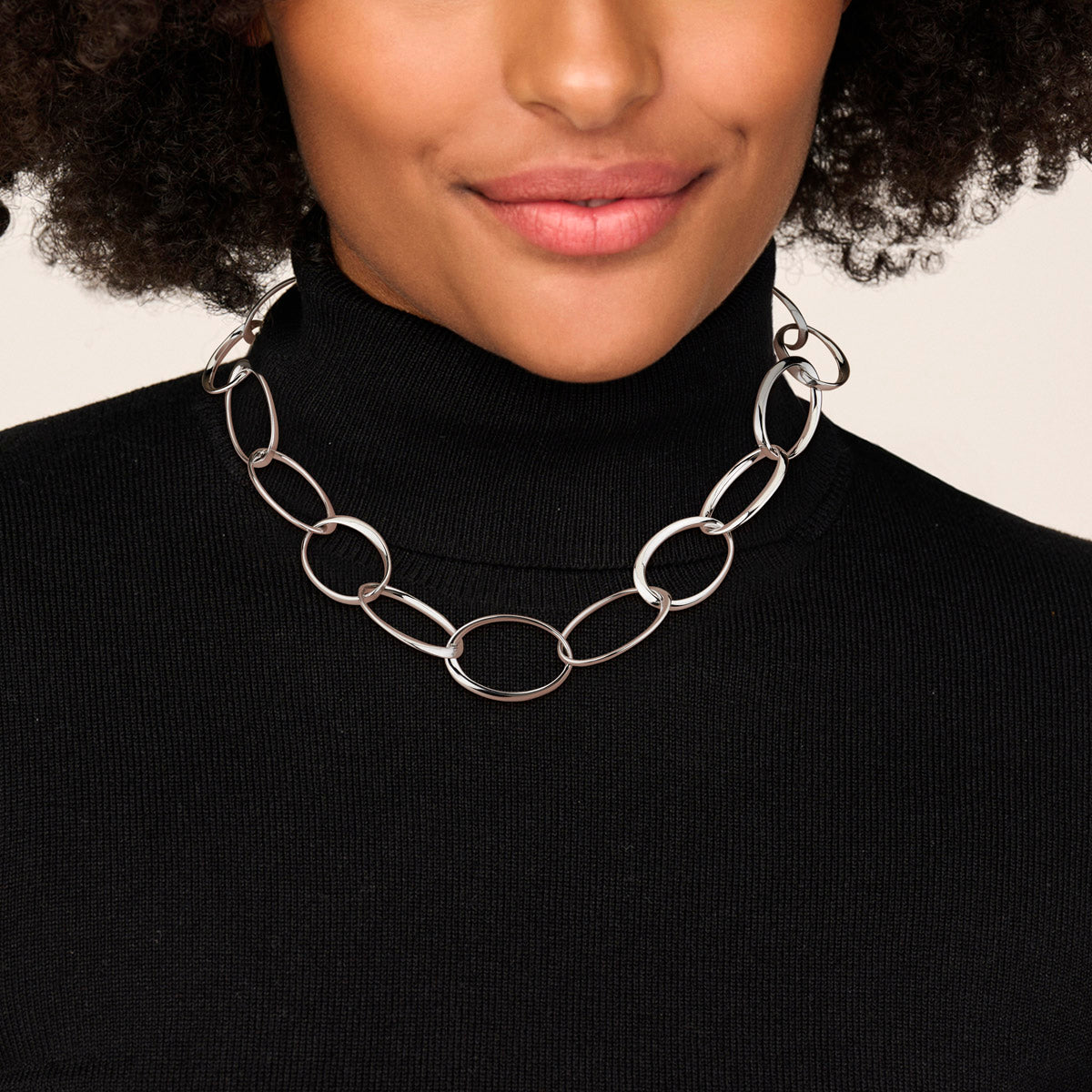 Model draagt de zilveren chunky ankerketting om de hals.