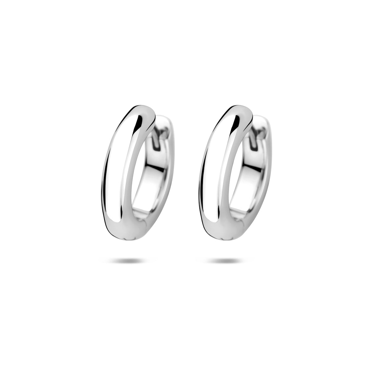 Vooraanzicht van de zilveren dikke klapoorringen van 18 mm.