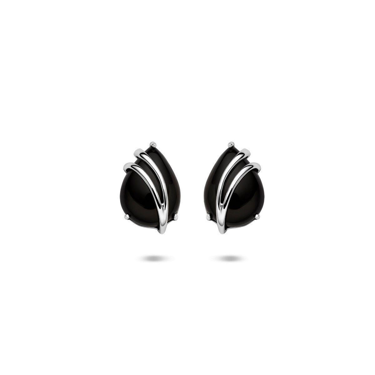 Vooraanzicht van de 925 gerhodineerd zilveren druppel oorknopjes met zwarte onyx, 11 mm hoog en 7,5 mm breed.