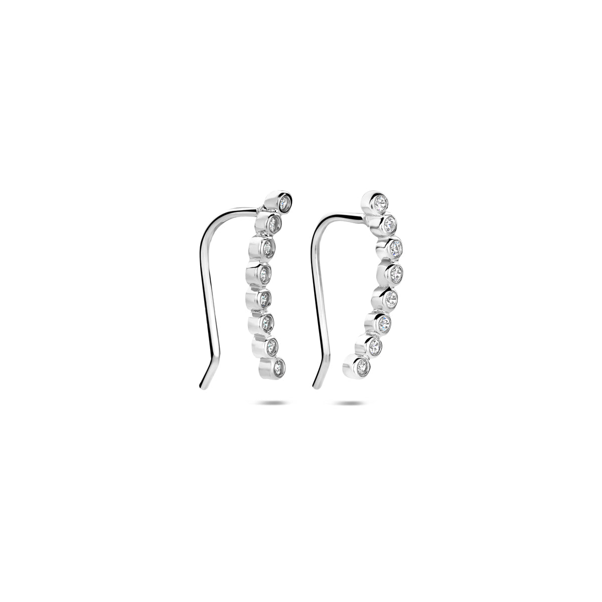 Vooraanzicht van de zilveren ear climber oorknopjes met zirkonia.