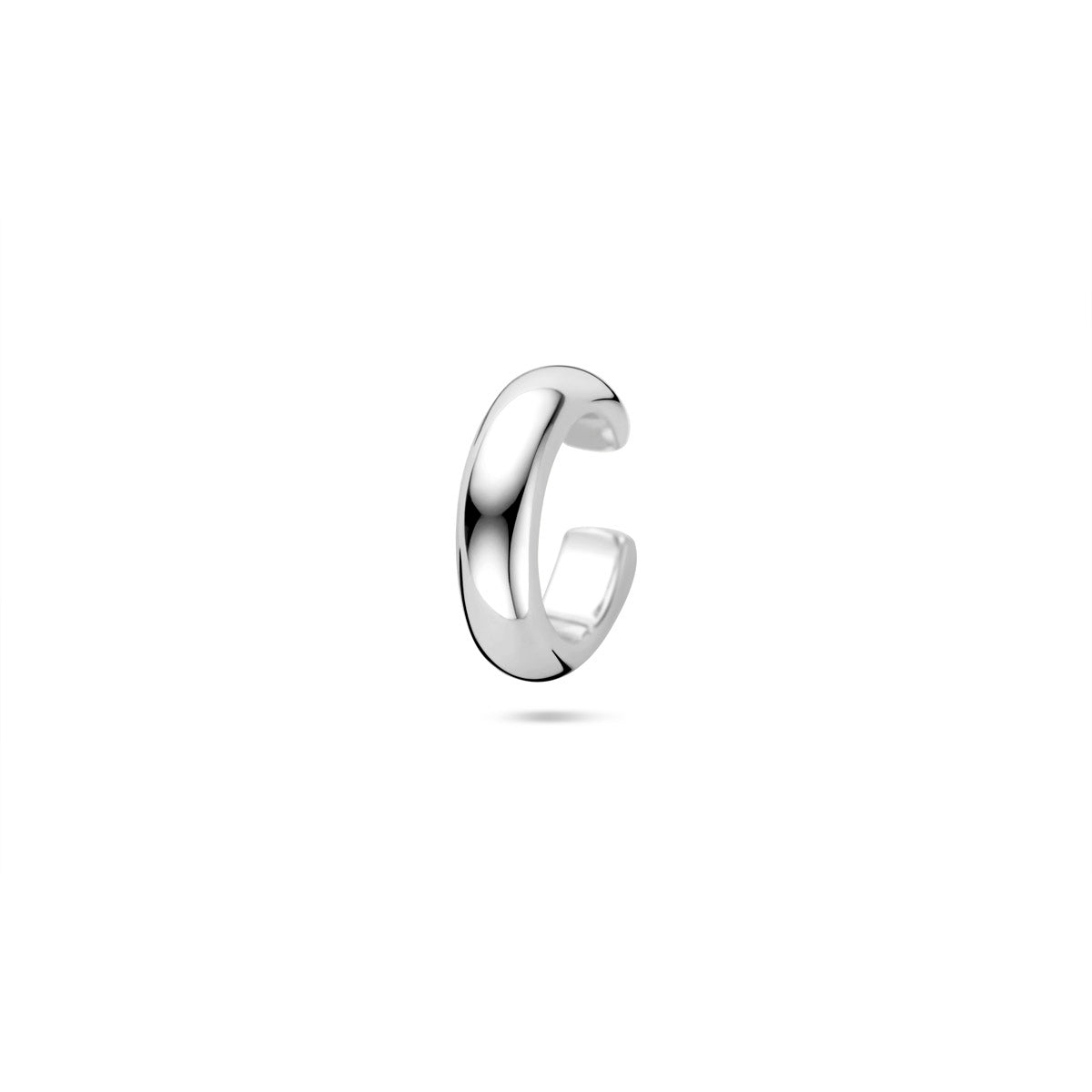 Vooraanzicht van de zilveren ear cuff.