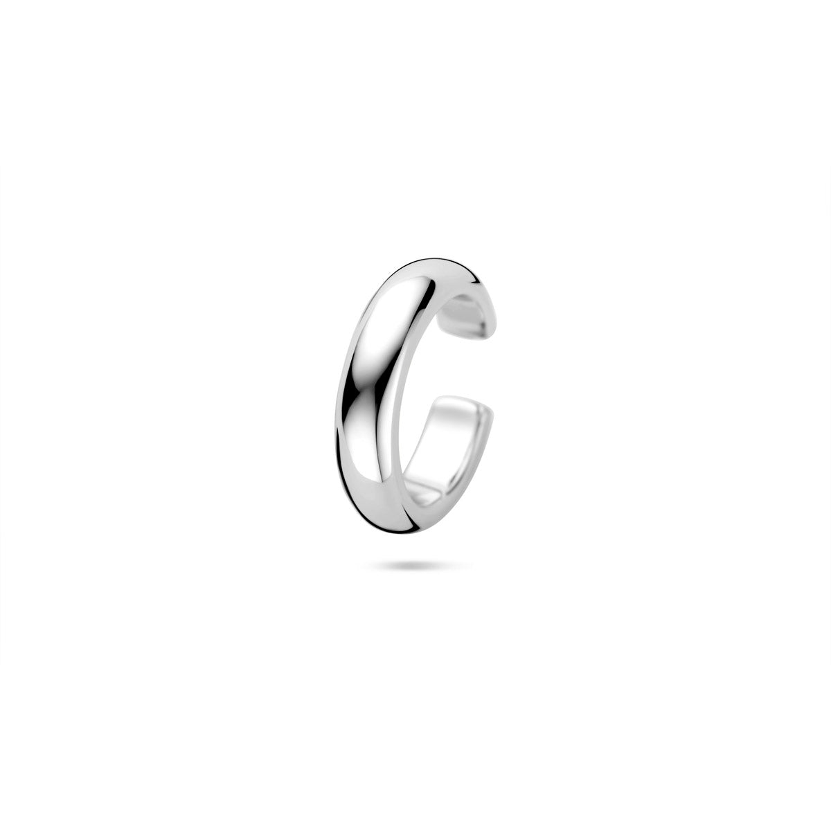 Vooraanzicht van de zilveren ear cuff.