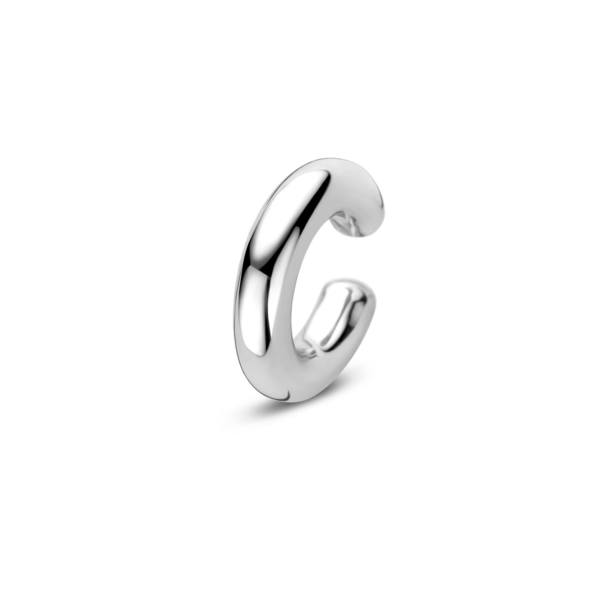 Vooraanzicht van de zilveren ear cuff.