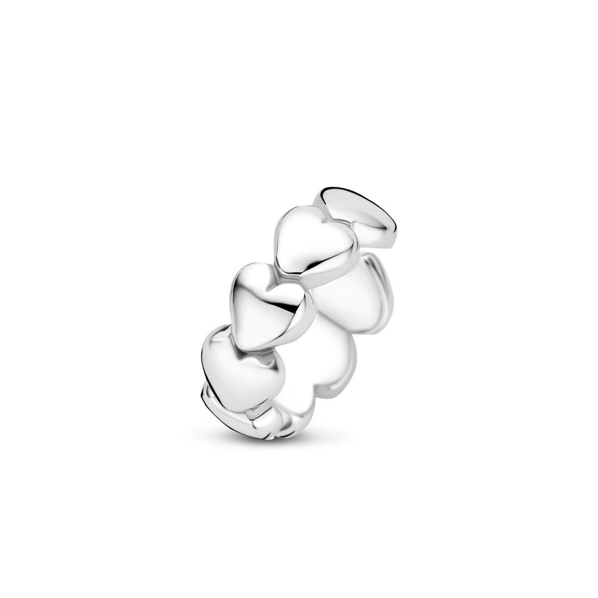 Vooraanzicht van de zilveren ear cuff met hartjes.