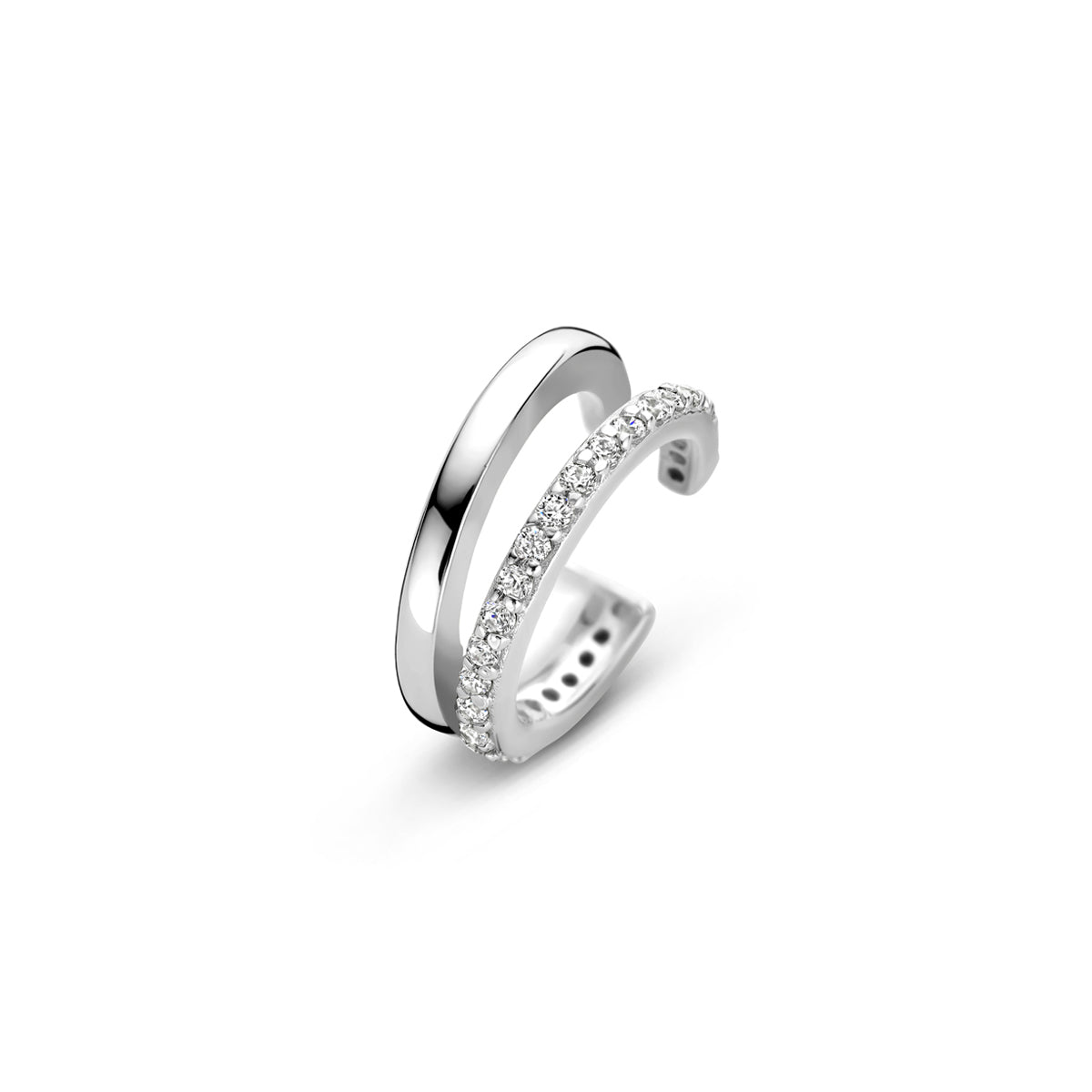 Vooraanzicht van de zilveren ear cuff met zirkonia.