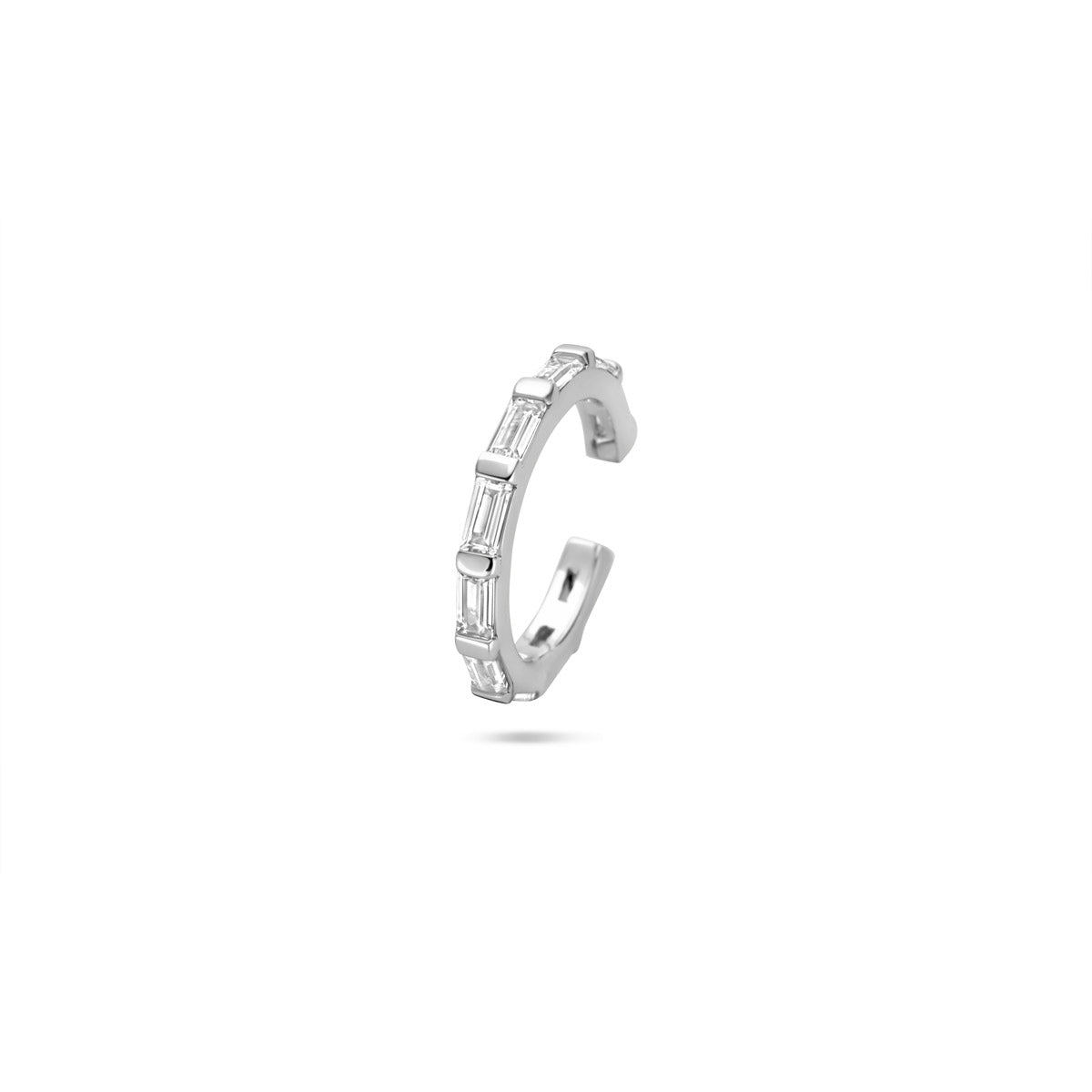 Vooraanzicht van de zilveren ear cuff met zirkonia.