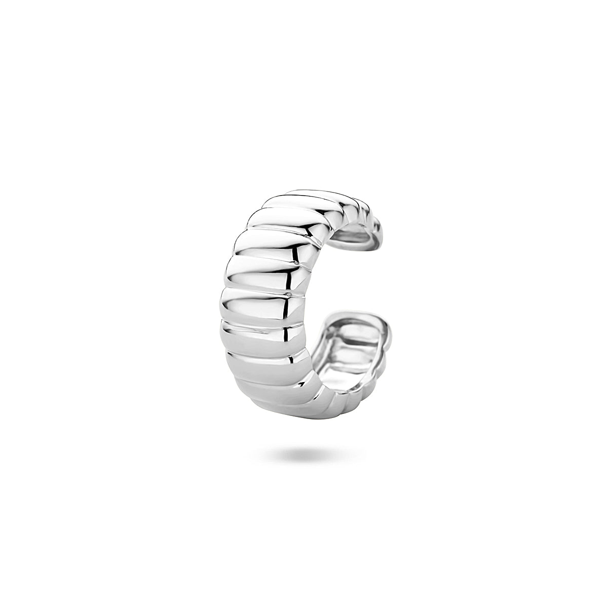 Vooraanzicht van de zilveren ear cuff.