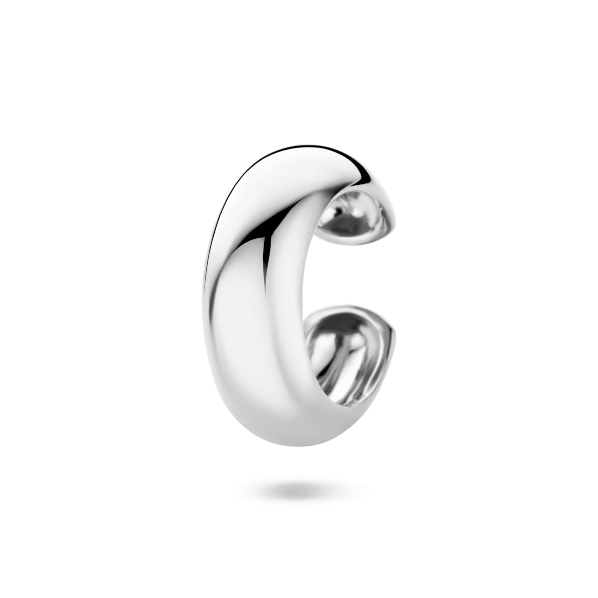 Vooraanzicht van de zilveren ear cuff.