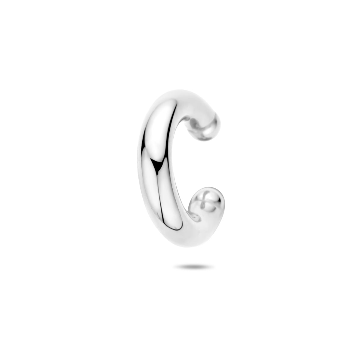 Vooraanzicht van de zilveren ear cuff.