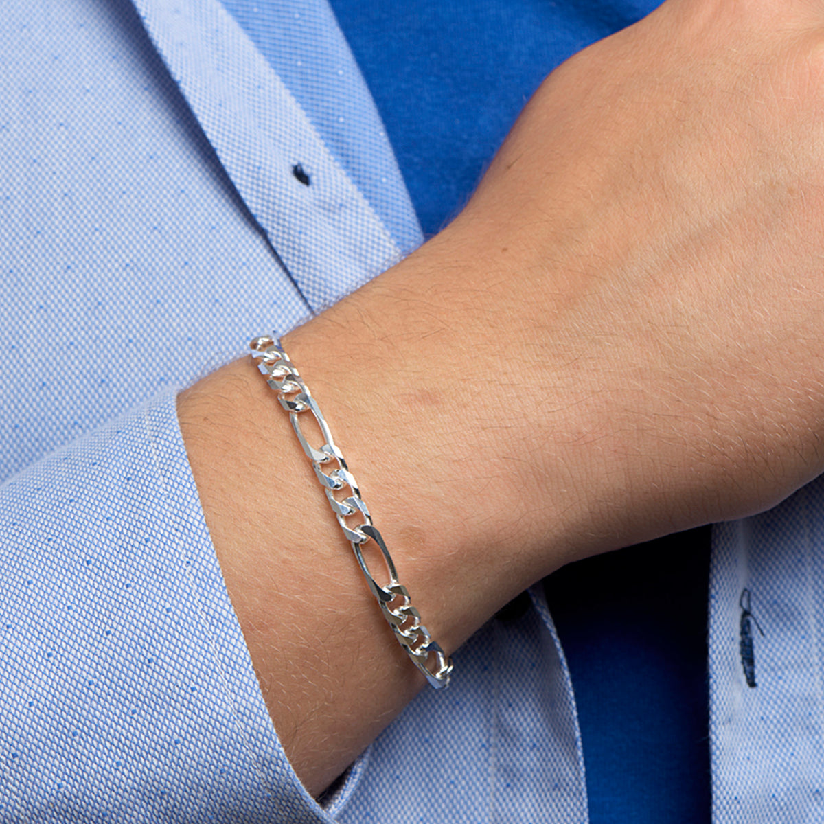 Zilveren figaro armband: model draagt de 925 gerhodineerd zilveren figaro armband van 6,0 mm breed, lengte 21 cm