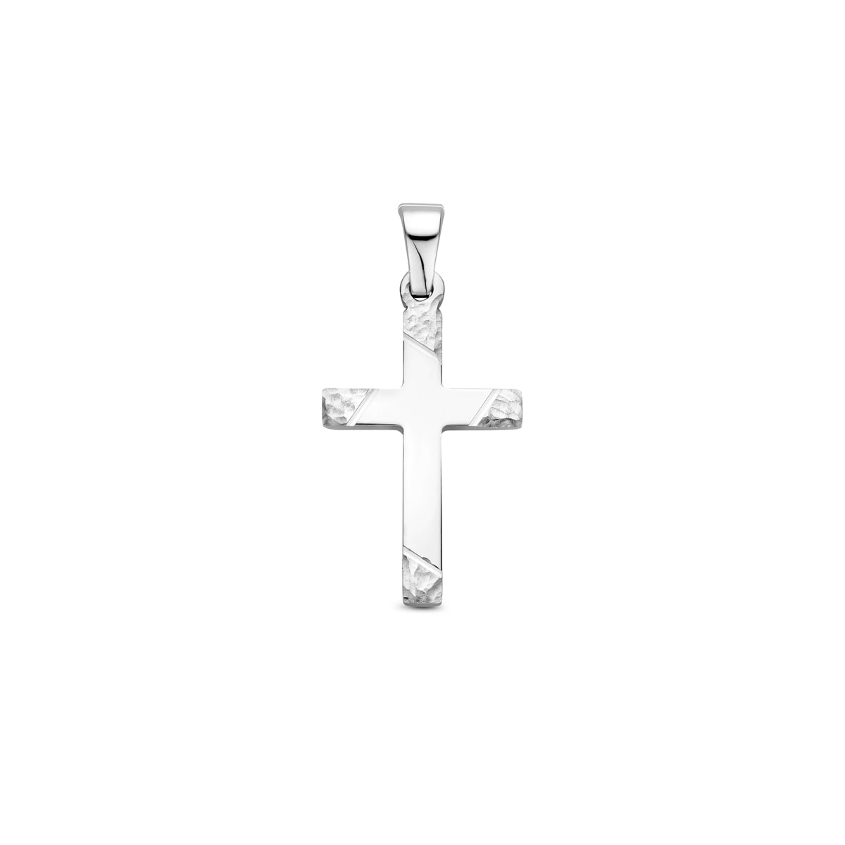 Vooraanzicht van de zilveren gehamerde kruis hanger.