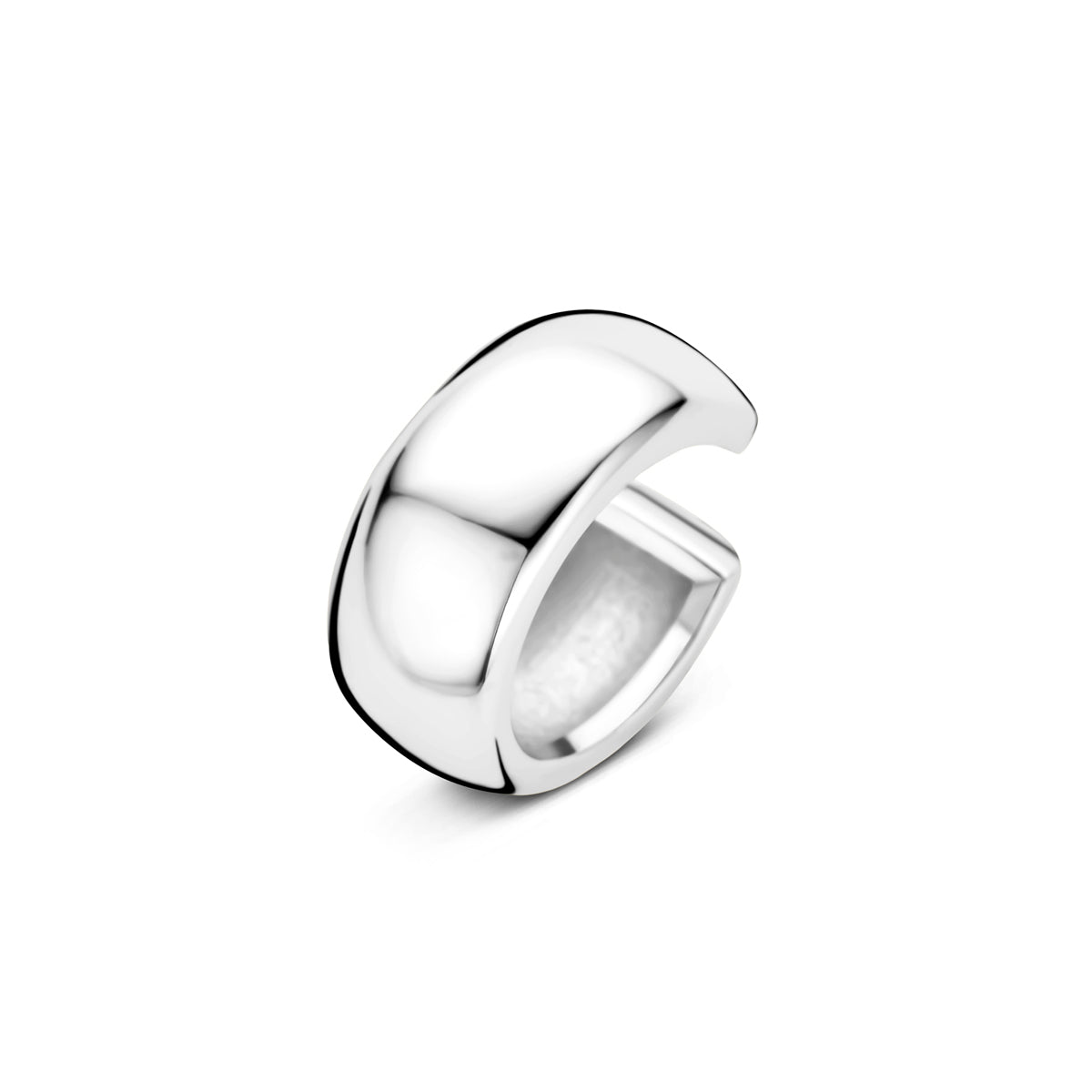 Vooraanzicht van de zilveren gepolijste ear cuff.