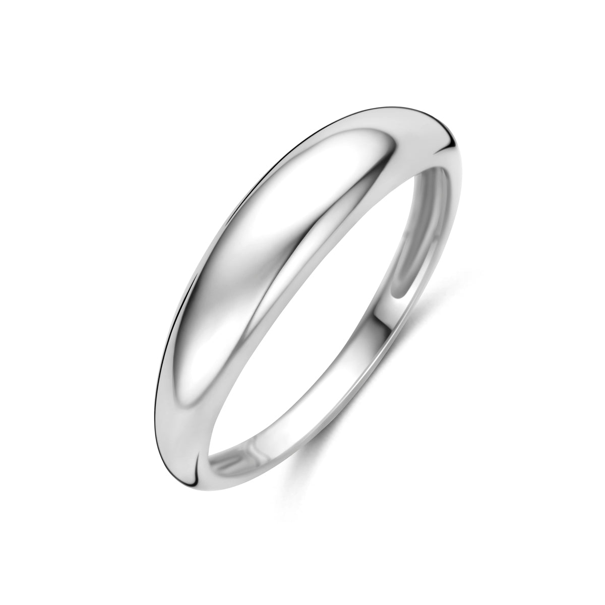 Schuin bovenaanzicht van de zilveren gladde ring.