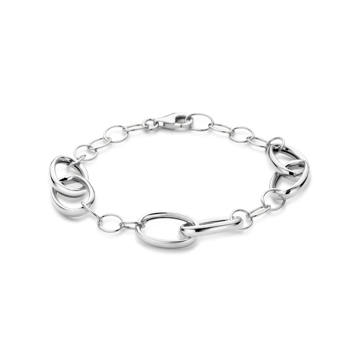 Vooraanzicht van de zilveren grove ankerarmband.