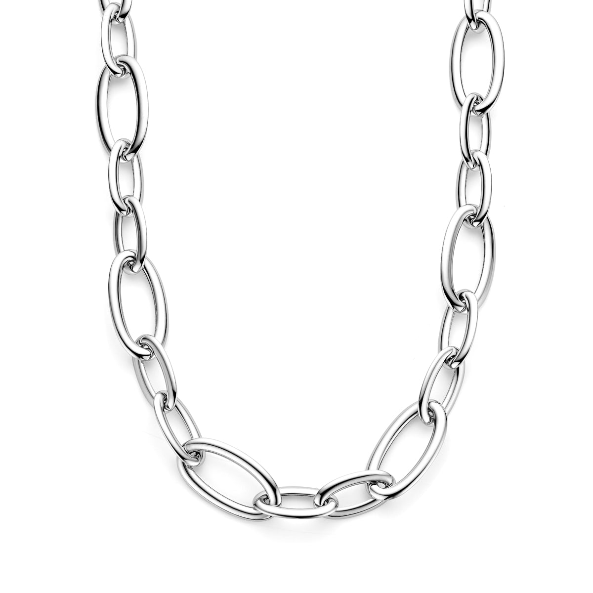 Vooraanzicht van de zilveren grove ankerketting.