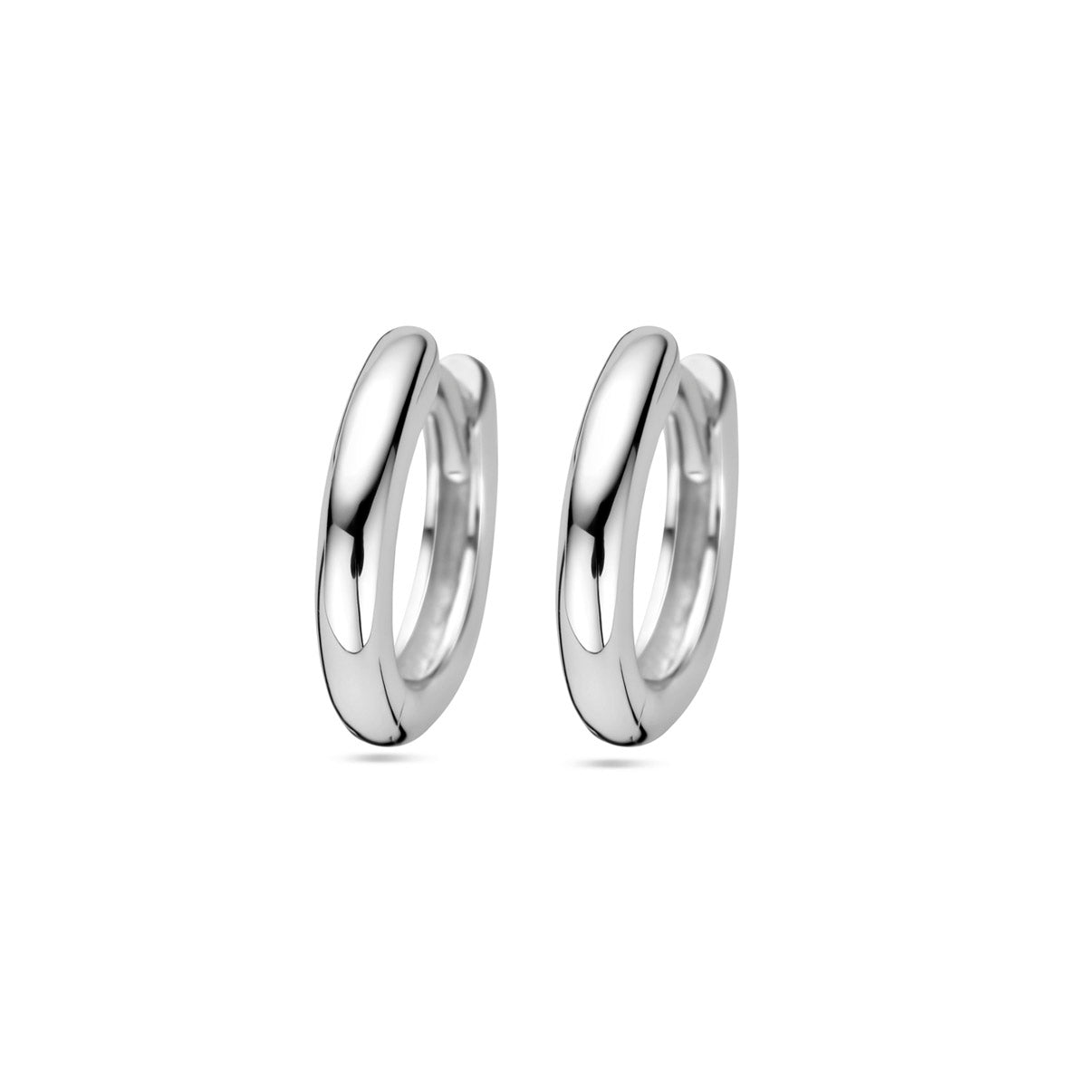 Vooraanzicht van de zilveren halfbolle klapoorringen in de maat 12,5 mm.