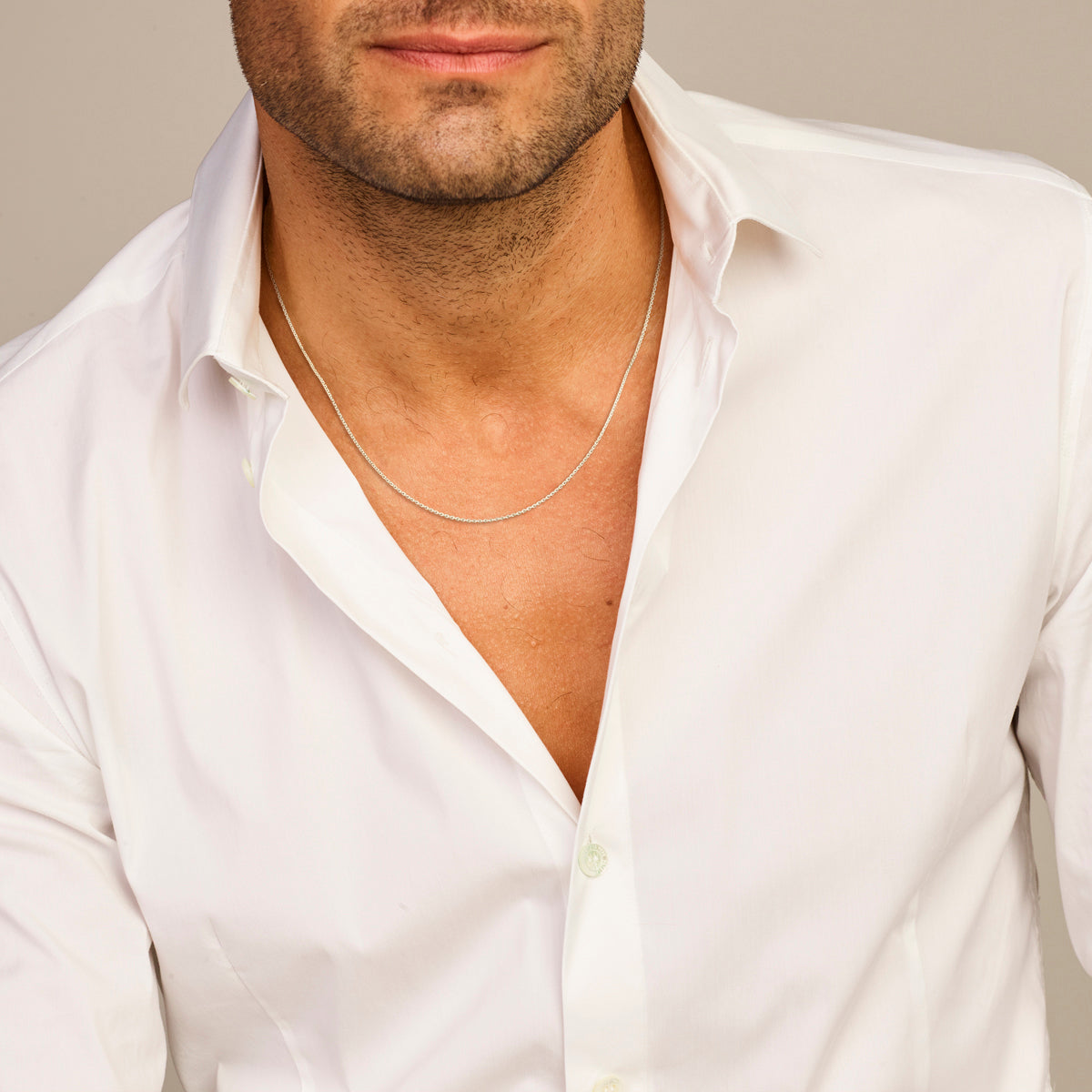 Zilveren ankerketting: model draagt de 925 gerhodineerd zilveren gediamanteerde ankerhalsketting van 1,1 mm breed, lengte 50 cm