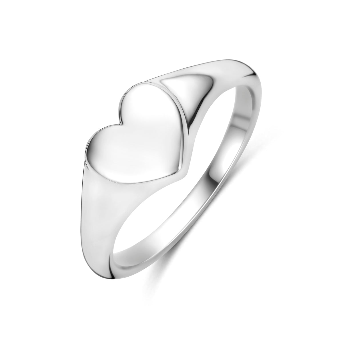 Schuin bovenaanzicht van de zilveren hartje ring.
