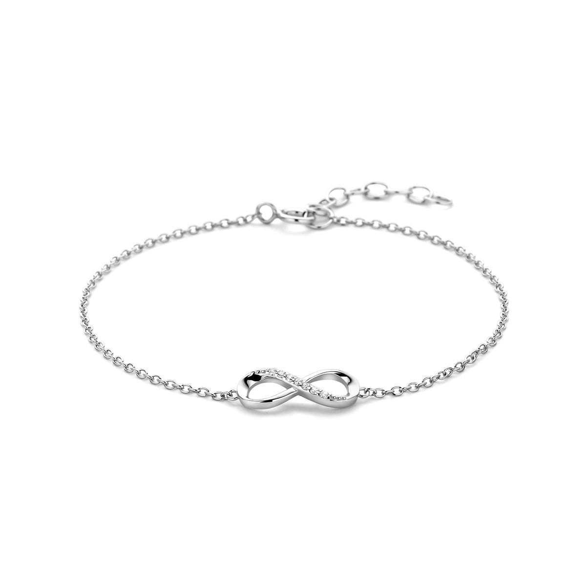 Vooraanzicht van de 925 gerhodineerd zilveren infinity armband met zirkonia, 6 mm hoog en 15 mm breed.