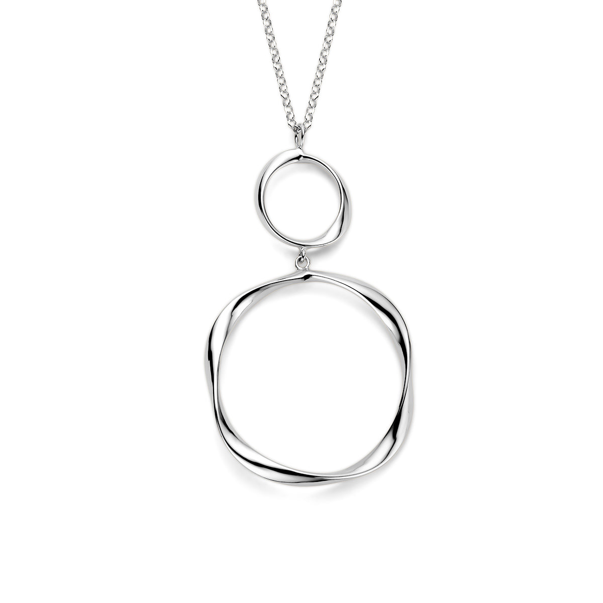 Vooraanzicht van de zilveren ketting met gedraaide hanger.