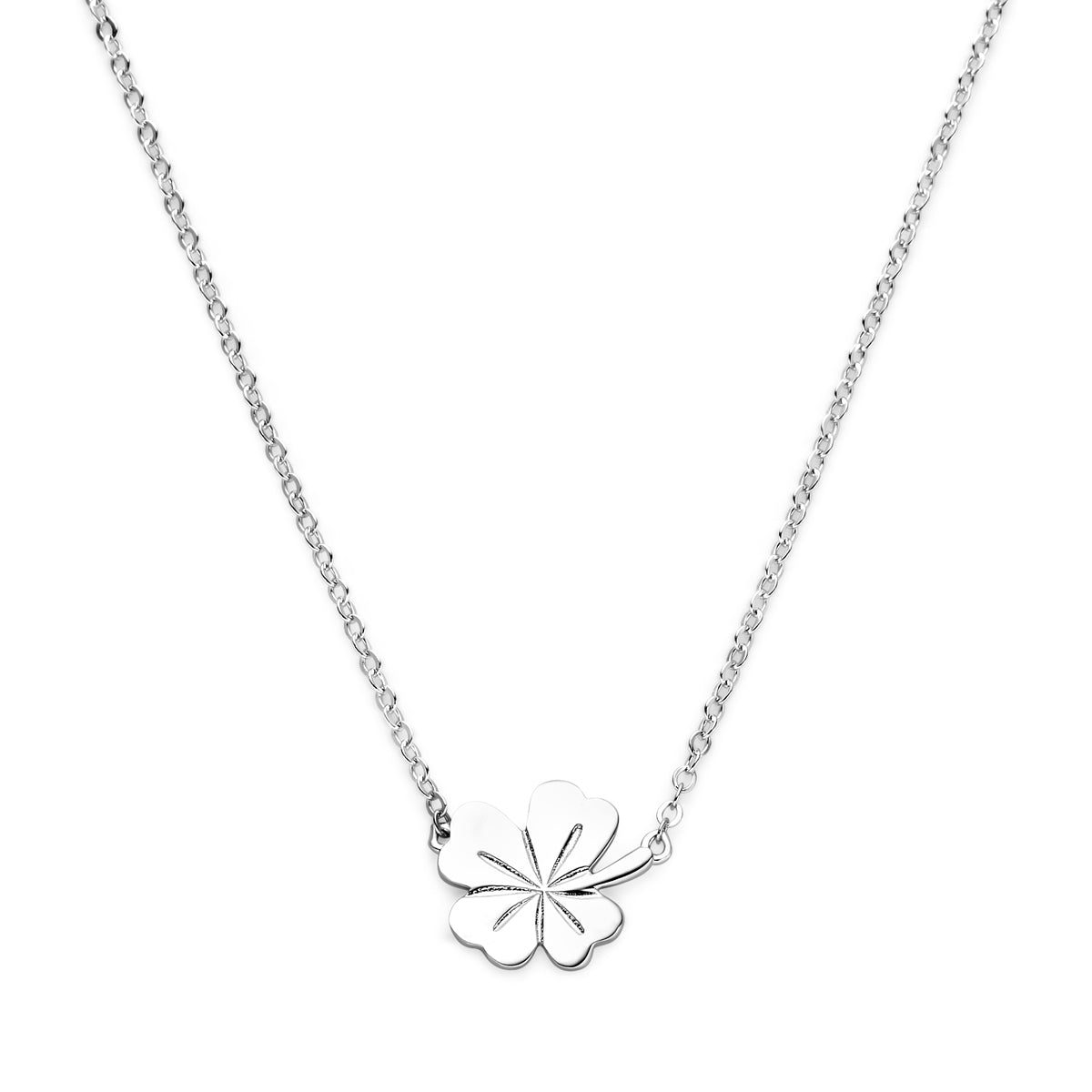 Vooraanzicht van de zilveren klavertje vier ketting.