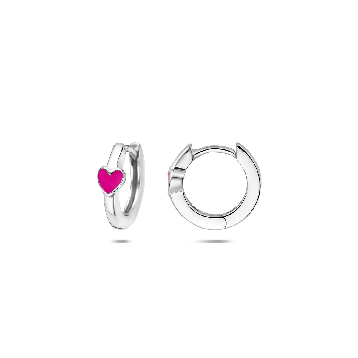 Kinderoorbellen zilver: voor- en zijaanzicht van de 925 gerhodineerd zilveren kinderklapoorringen met roze hartje.