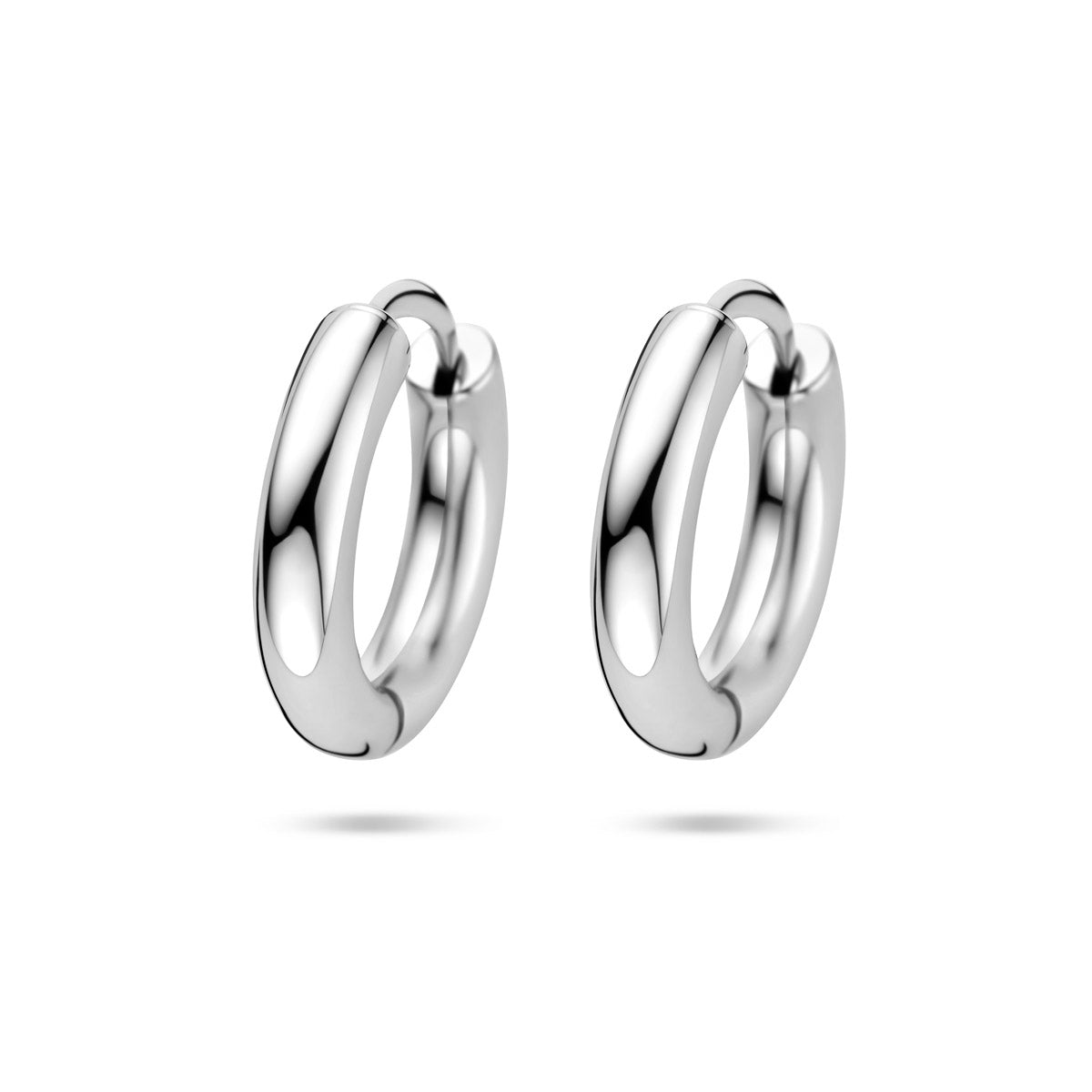 Vooraanzicht van de zilveren klapoorringen van 18,5 mm.