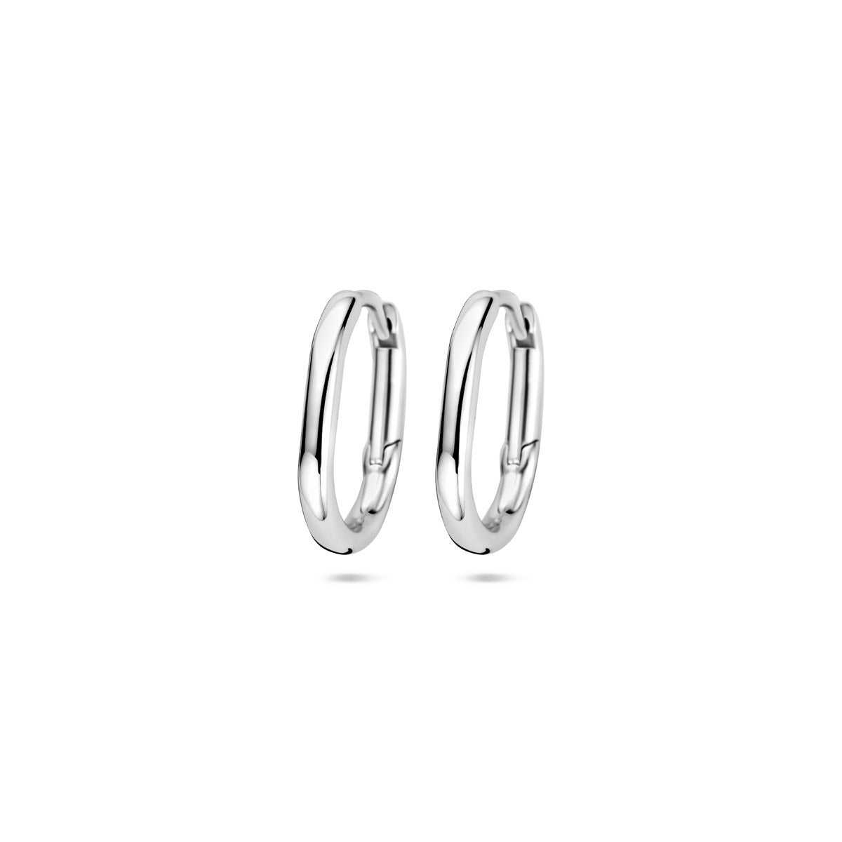 Vooraanzicht van de zilveren klapoorringen buis in de maat 15 mm.