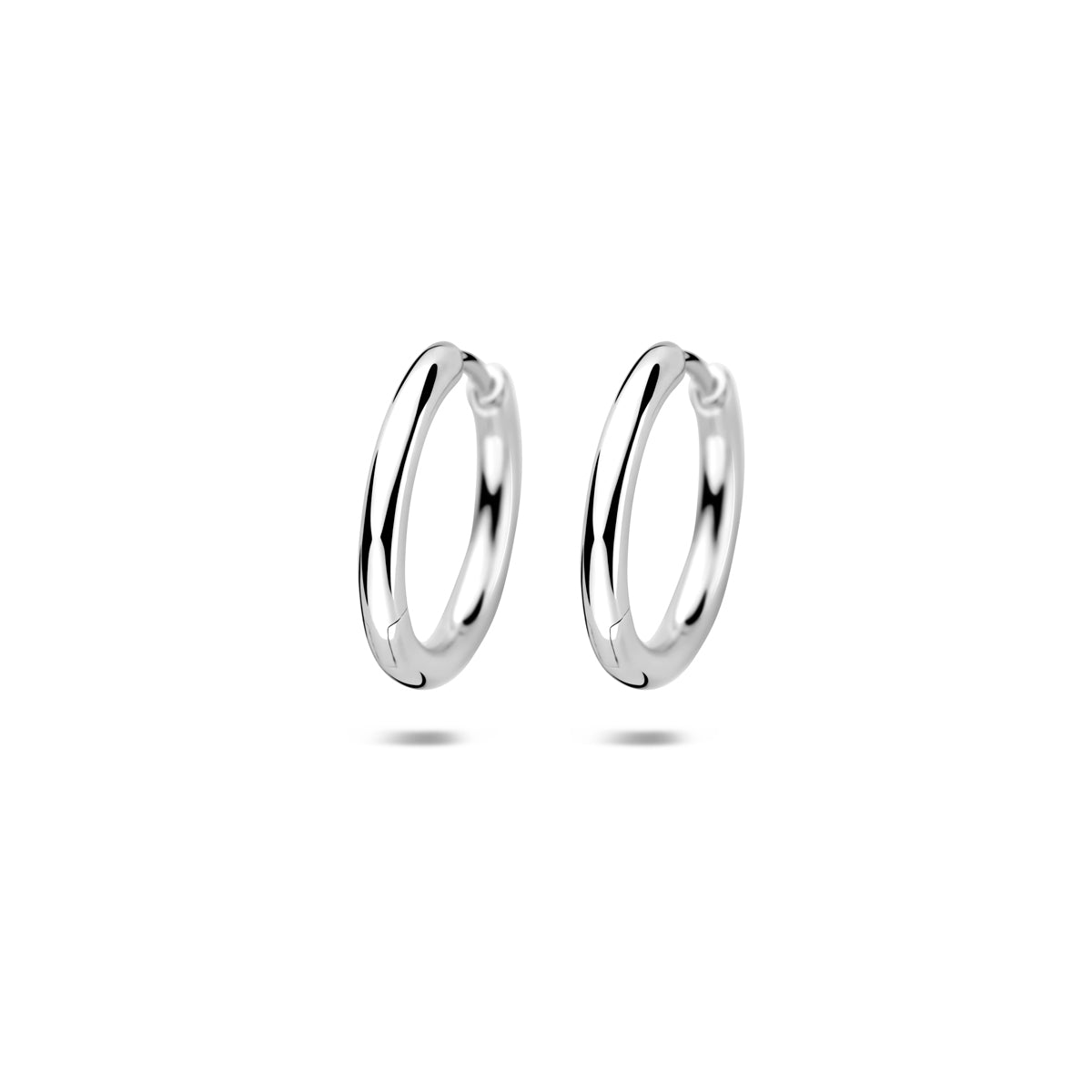 Vooraanzicht van de zilveren klapoorringen buis in de maat 16 mm.